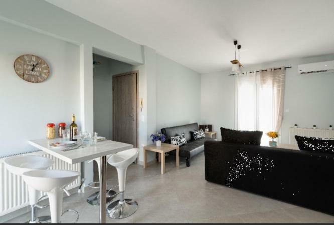 Bright Spacious Two-Bedroom Apartment Szaloniki Kültér fotó